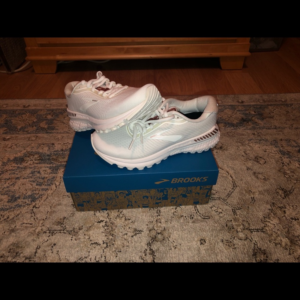 BRAND NEW/NEVER TRIED ON - Picture 2 of 3